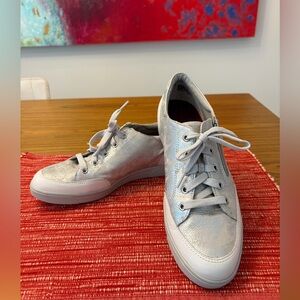 Munro Gabbie sneaker in silver and off white